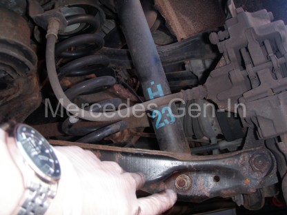 Mercedes C200 Rear damper replacement 5
